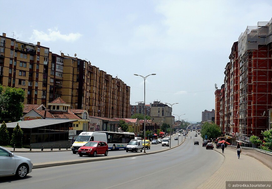 Улицы Приштины ничем не отличаются от улиц и проспектов советских городов.