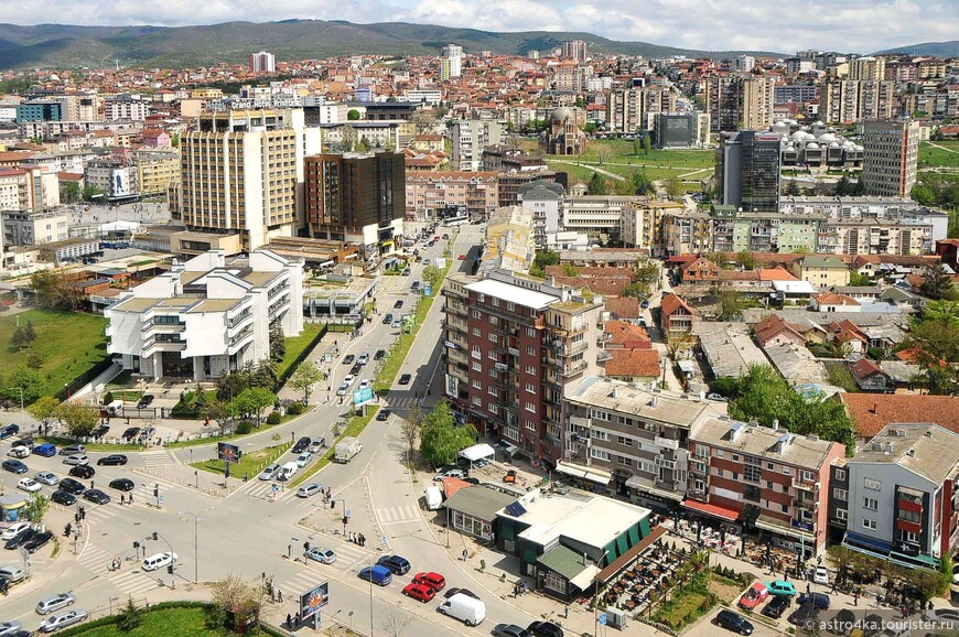 Фото с интернета. Читали, что можно подняться на крышу высотного здания отеля Приштина , откуда отличный вид на весь город, увы, нас не пустили.