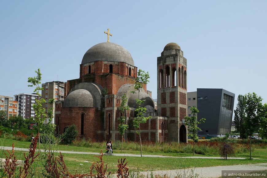 Храм Христа Спасителя и справа здание университета. 
