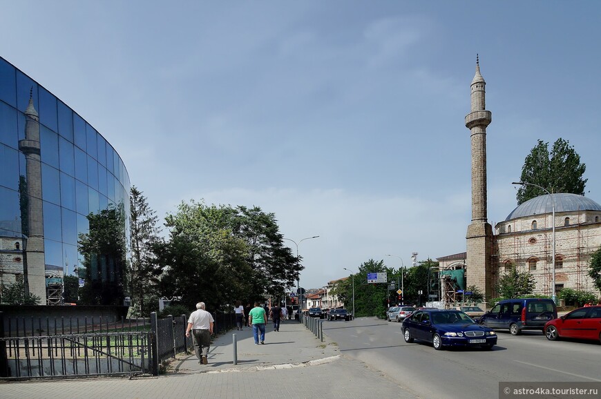 Каменная мечеть, она же Мечеть Карши или Базарная мечеть, красиво отражающаяся в стёклах противоположного здания.