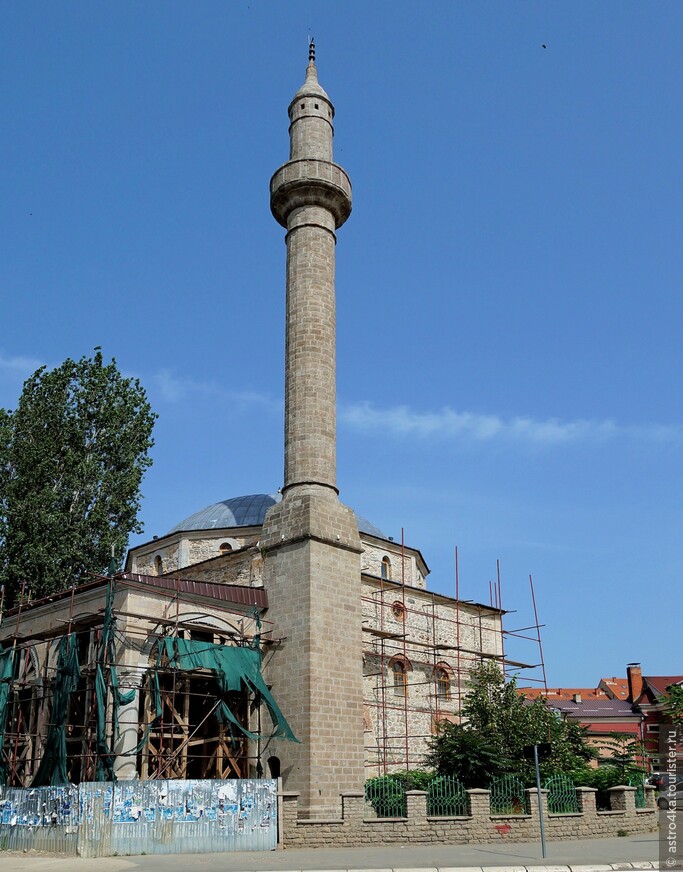 Мечеть Карши, также известная как Базарная мечеть и Мечеть Таш (в буквальном переводе Каменная мечеть) является самым старым зданием в Приштине. Фундамент мечети был заложен в 1389 году во время правления османского султана Баязида I, закончено строительство было во время правления султана Мурада II в 15 веке.