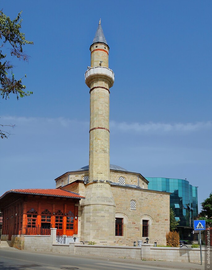 Мечеть Джашар-паши построена в 1834 году, названа в честь Джашара Мехмет-паши, богатого гражданина Приштины.