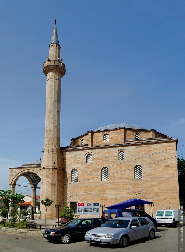 Главной мечетью не только Приштины, но и Косова, является мечеть султана Мехмета Фатиха с 15-метровым куполом, также известная как Императорская мечеть. Построена в 1460–1461 годах во время правления османского султана Мехмета II.