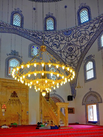 Внутреннее убранство Императорской мечети (мечети султана Мехмета Фатиха).