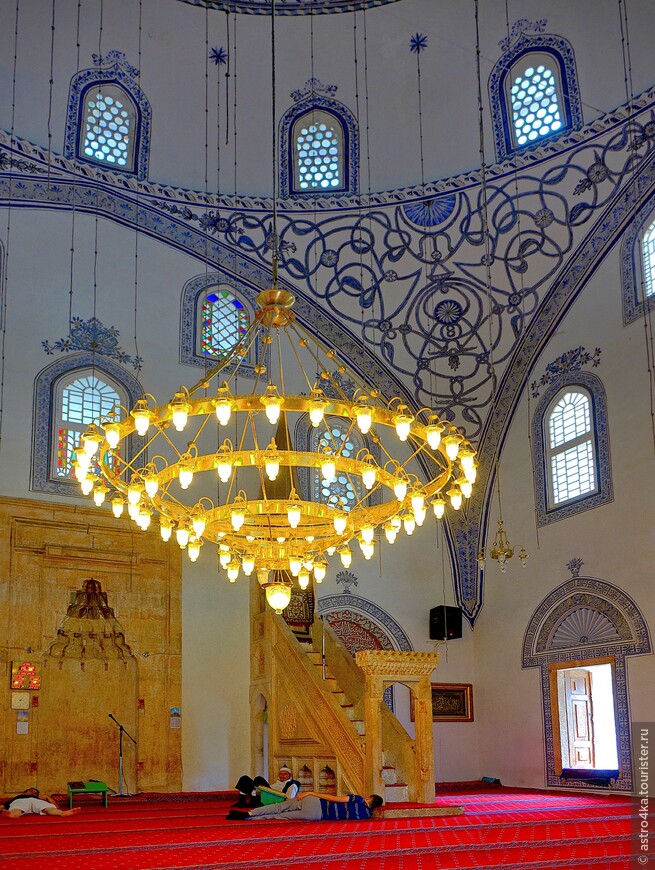 Внутреннее убранство Императорской мечети (мечети султана Мехмета Фатиха).