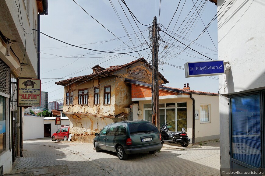 Болезнью Приштины являются провода, многочисленные, порой запутанные в непонятные клубки, они сильно портят картину города.