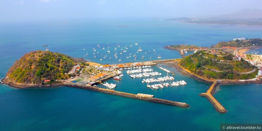Фото 4. Экскурсия началась из этой гавани между двумя искусственными островами в Панамском заливе. Источник: ttnotes.com