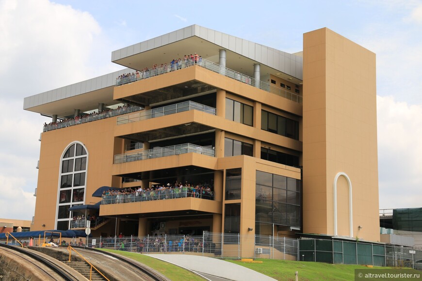 Фото 18. Здание наблюдательного центра крупным планом. Шлюз Мирафлорес - ближайший к Панама-Сити, поэтому в центре всегда многолюдно.