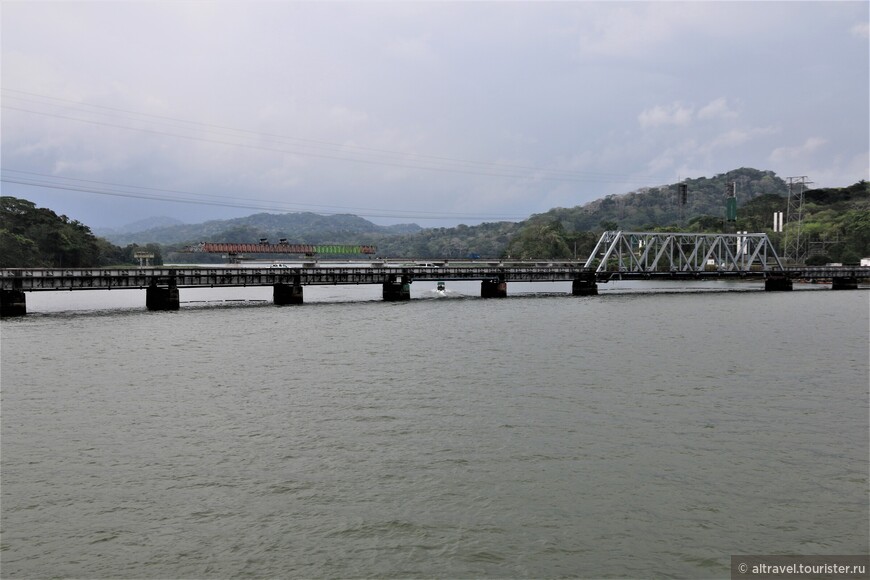 Фото 38. Железнодорожный мост через реку Чагрес. Без этой реки не было бы Панамского канала.