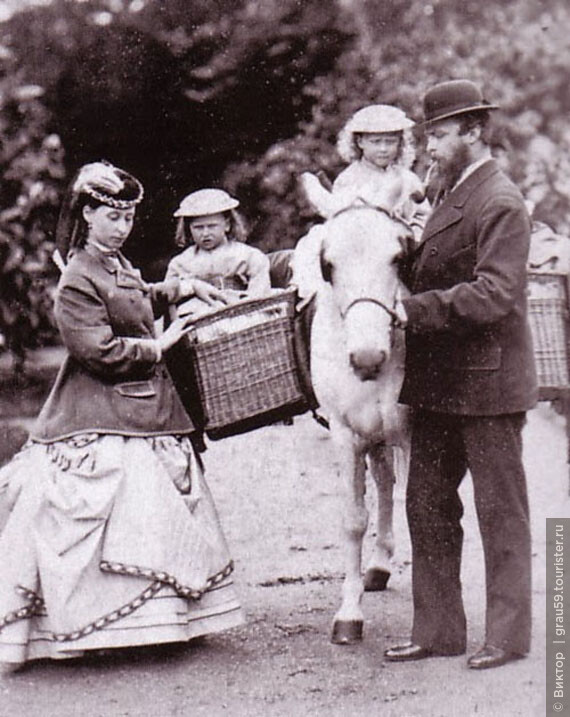Фридрих Вильгельм Людвиг Карл с супругой Алисой Мод Мэри и дочерьми Викторий и Елизаветой (Из Интернета)