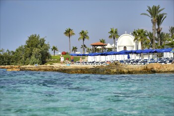 Кипр с 1 апреля примет привитых туристов из Израиля без тестов 