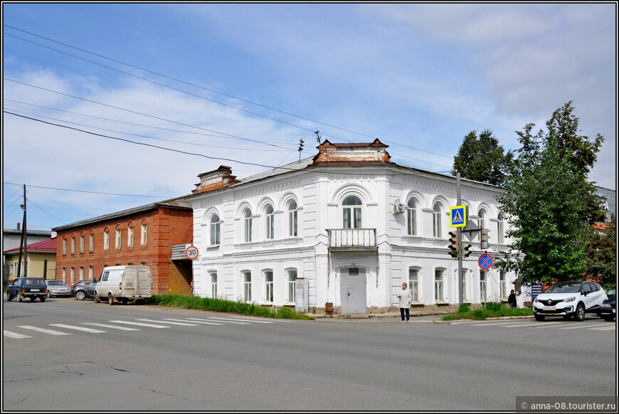Дом купца Ивана Артемьевича Шевелина. С 1919 по 1930 год в нем размещался Краеведческий музей. Потом его перевели в закрытую церковь Александра Невского.