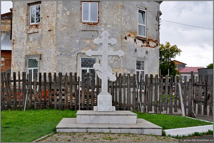 Мраморный крест, на котором написано, что «здесь, в 2002 г. 21 июля были обретены святые мощи священномученников Алексия (Будрина), Льва (Ершова) и Александра (Малиновского)». Это священники собора, расстрелянные в 1918 году.