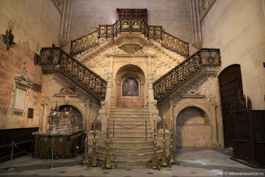 Фото 12. Золотая лестница Бургосского собора