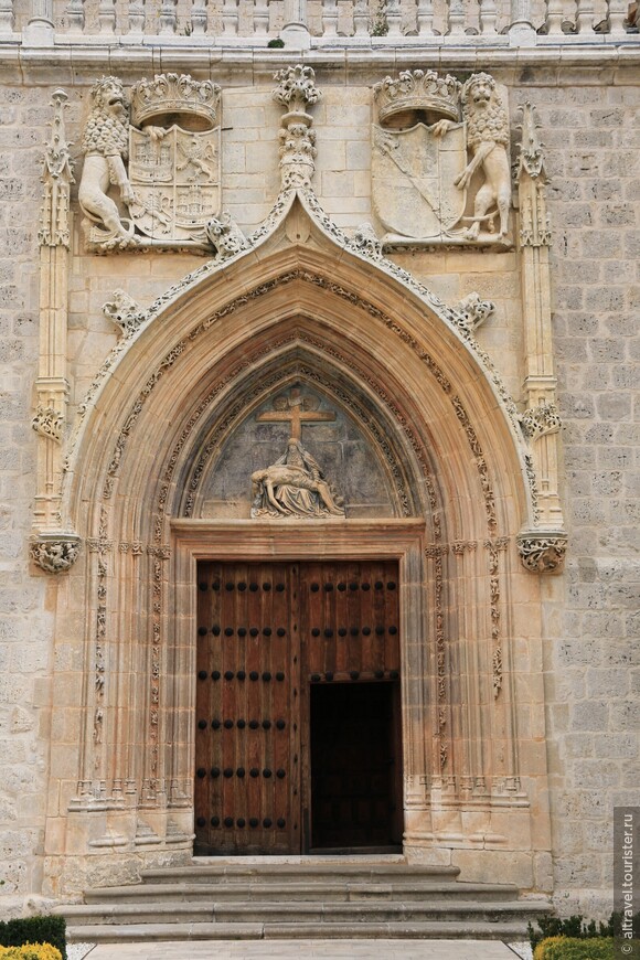 Фото 34. Портал главного входа в монастырь Мирафлорес