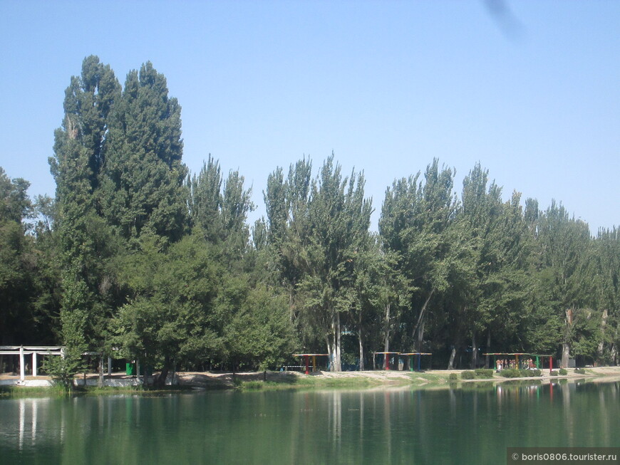 Большой зеленый парк с парой прудов недалеко от центра города 