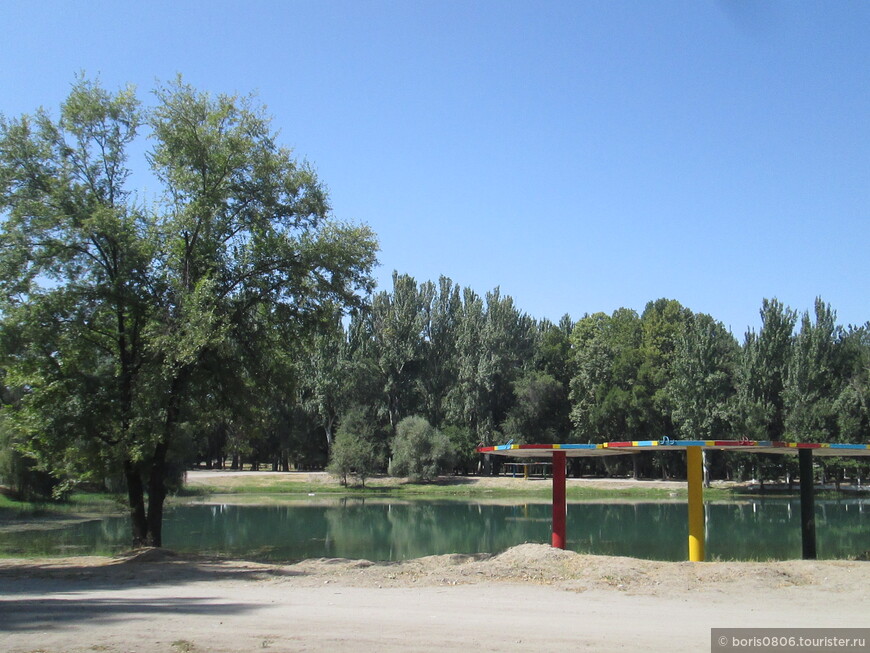 Большой зеленый парк с парой прудов недалеко от центра города 