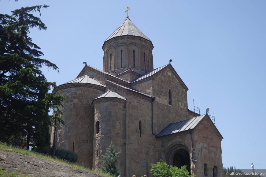 Фото 3. Храм Метехи. Церковь многие века считалась придворной, в ней молились грузинские цари

