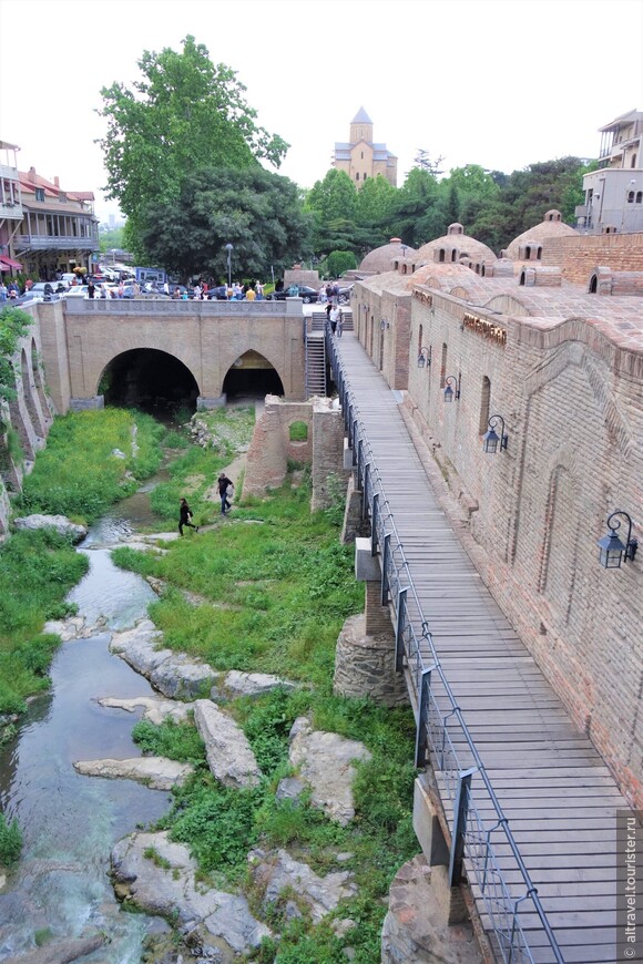 Фото 15. Тёплые сернистые источники сыграли важную роль в выборе места для постройки Тбилиси.