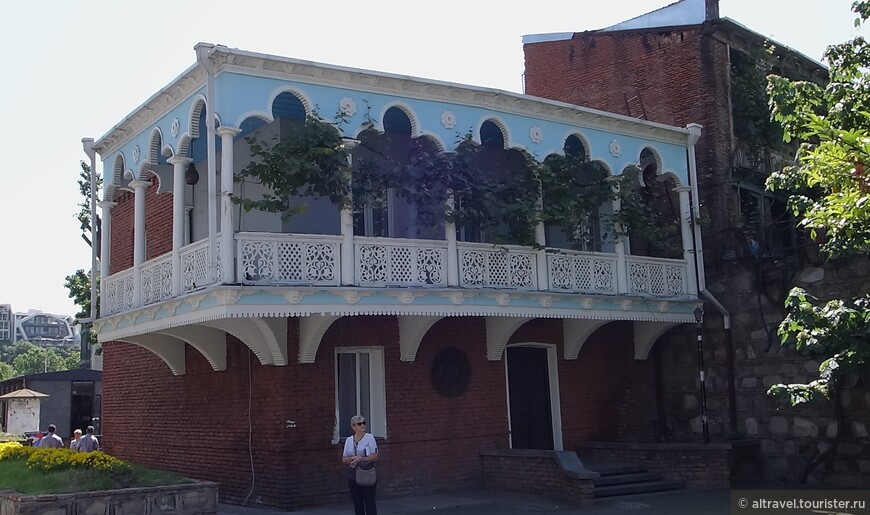 Фото 22. Еще один жилой дом с резными балконами на ул. Бараташвили