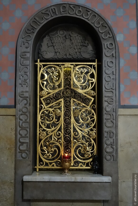 Фото 31. За этой металлической дверцей - киот с крестом Святой Нино
