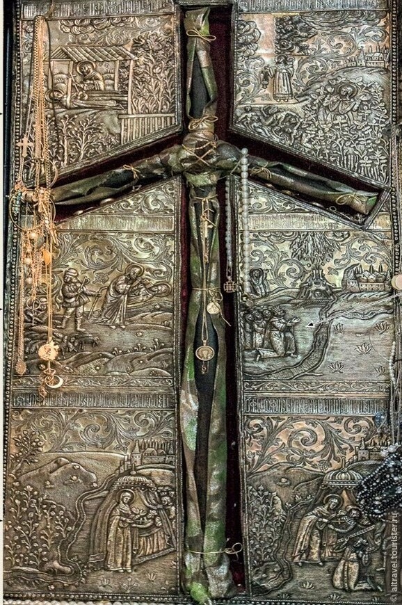 Фото 32. Киот с крестом Святой Нино. Источник: Wikipedia.org