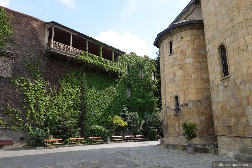 Фото 34-1. Живописные зеленые дворики Тбилиси рядом с Сиони