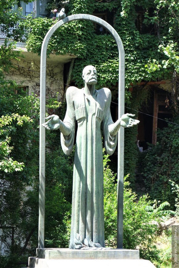 Фото 35. Памятник народному певцу и поэту Ефиму-грузину 