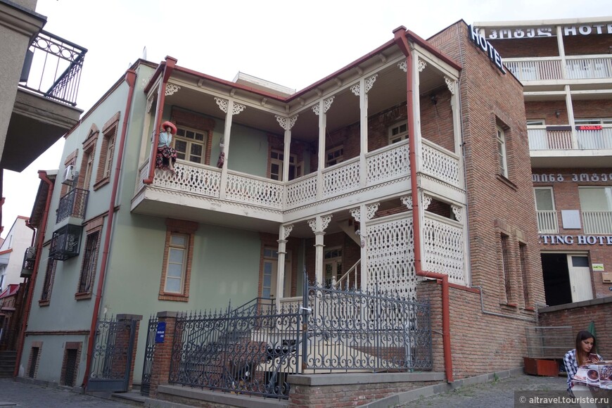 Фото 47. Современный дом с резными балконами в центре старого Тбилиси