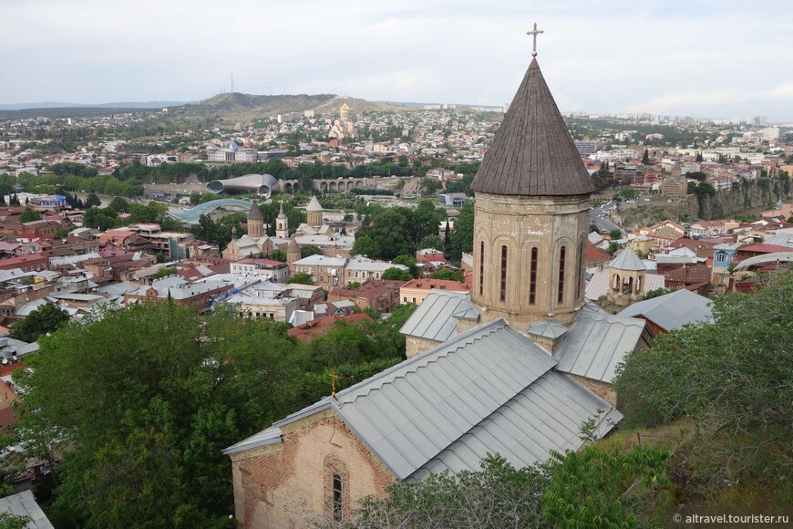 Фото 43. Вид на Тбилиси из квартала Бетлеми. На переднем плане - храм Верхний Бетлеми