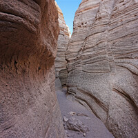 Вот они самые узкие каньоны, иногда чтобы пропустить человека, приходится залезать на стенку. Благо редкий путник попадается здесь на встречу.