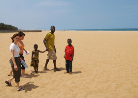 в первый день сразу идем на пляж, были молодые девицы из Бельгии, но в целом туристов немного, хотя страна заслуживает внимания, не смотря на размеры и положение, как бы на пути из Ганы в Нигерию, так все привыкли проезжать.