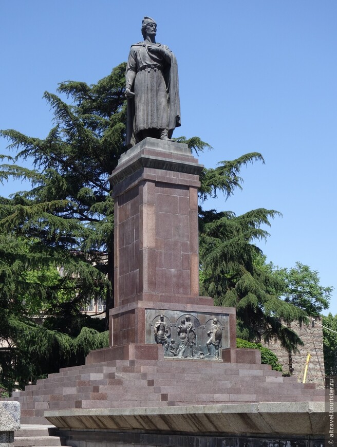 Фото 1. Памятник поэту Шота Руставели на проспекте его имени