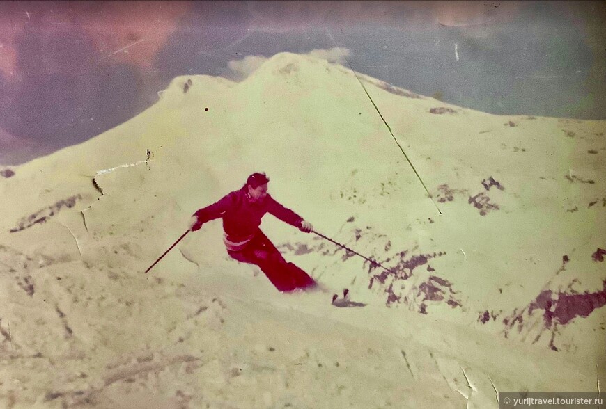 Кавказ, март 1975 г.. Спуск со склона горы Чегет. На заднем плане - двуглавый Эльбрус.