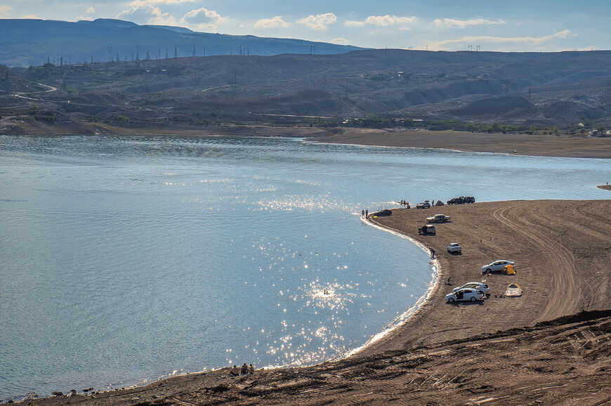 Машины на берегу водохранилища