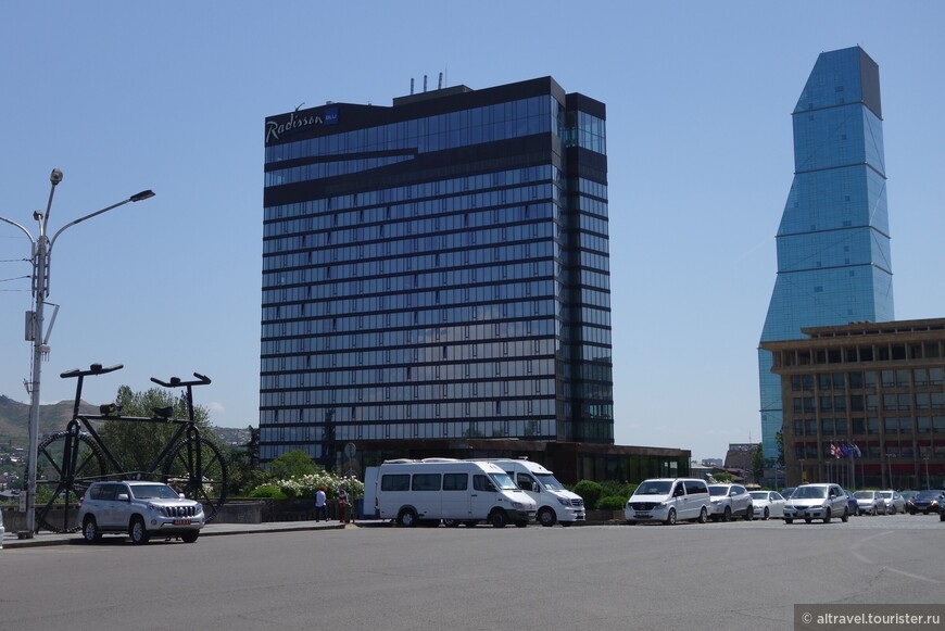 Фото 11. Площадь Революции роз (с мая 2018 г. - площадь Первой демократической республики). По центру - Отель Radisson Blu Iveria. Справа - высотка отеля Билтмор (о нем - ниже)