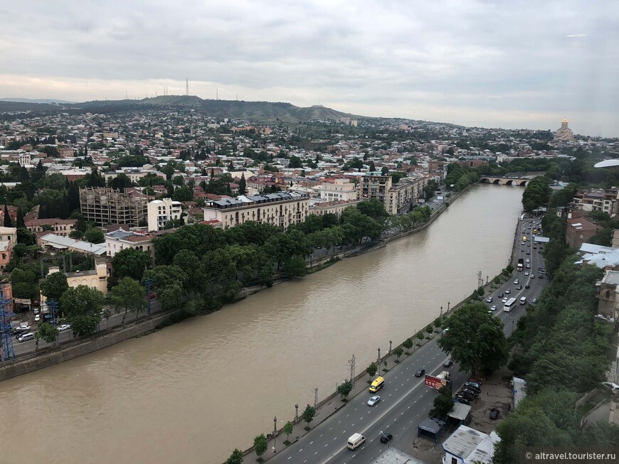 Фото 14-1. Вид из гостиницы Radisson Blu Iveria: река Кура с набережной З.Гамсахурдия. Вдали - Собор Святой Троицы