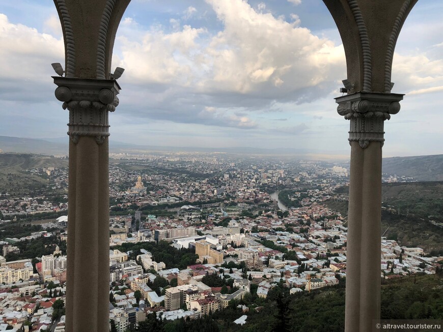 Фото 15-1. Вид на Тбилиси с горы Мтацминда
