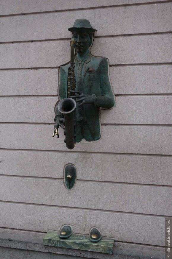 Фото 40. Музыкант, проходящий сквозь стену, на проспекте Руставели
