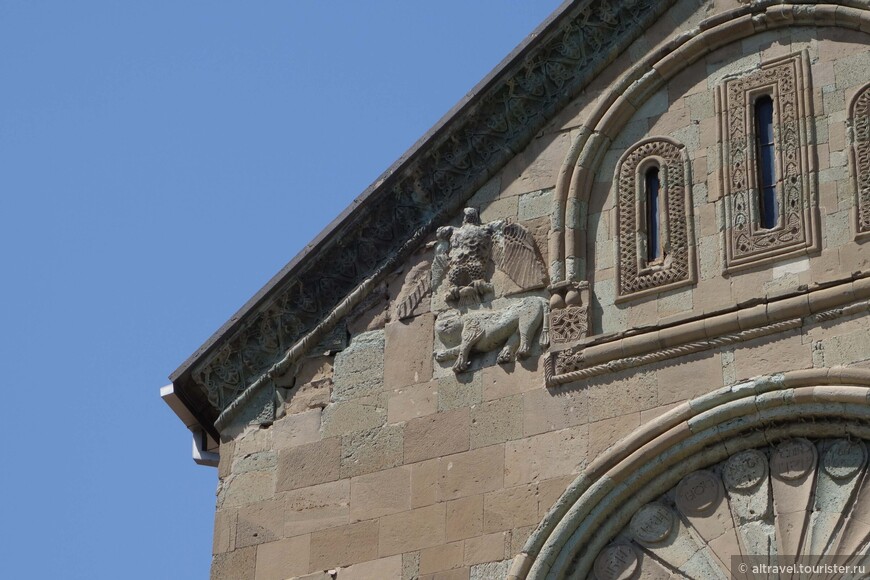Фото 12-13. В щипце - барельефы орла и льва, символы двух евангелистов - Иоанна и Марка соответственно