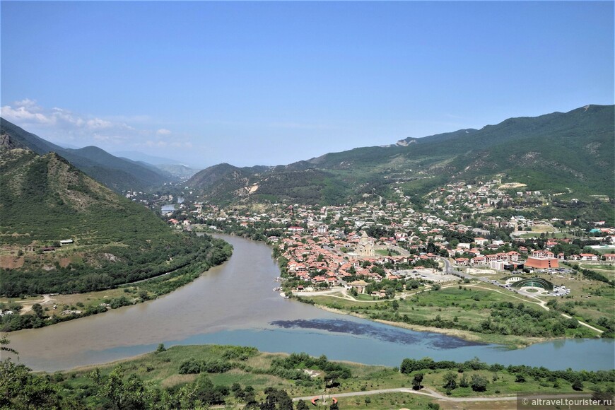 Фото 1. Место слияния рек Куры (прямо) и Арагви (справа) - с Мцхетой на стрелке. Вид со смотровой площадки Джвари

