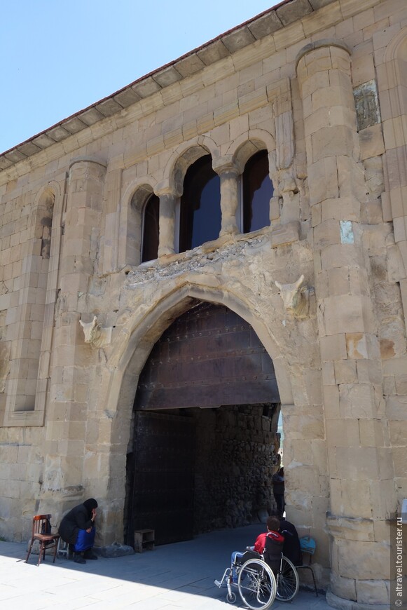 Фото 6. Врата XI века с мордами быков, вмурованных в стену.