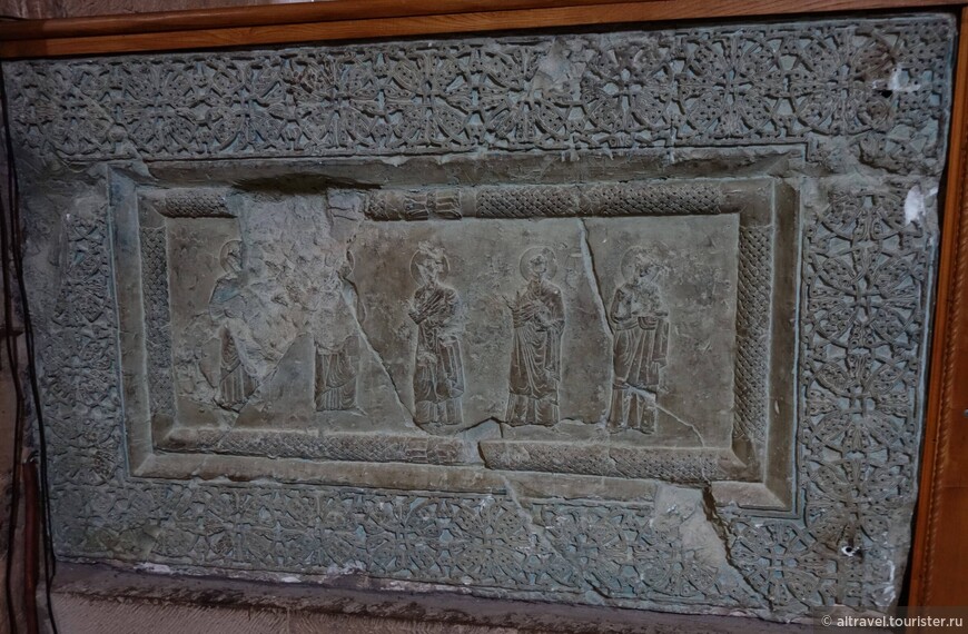 Фото 24-25. Алтарная перегородка в храме современная, зато каменная резьба на ней - древняя