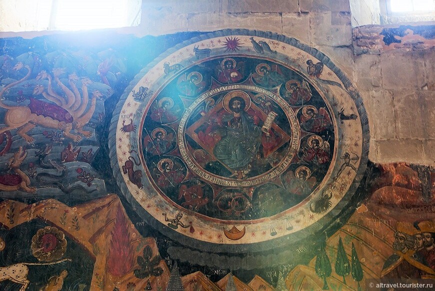Фото 27. Фигура Христа в окружении ангелов и зодиакального круга крупным планом