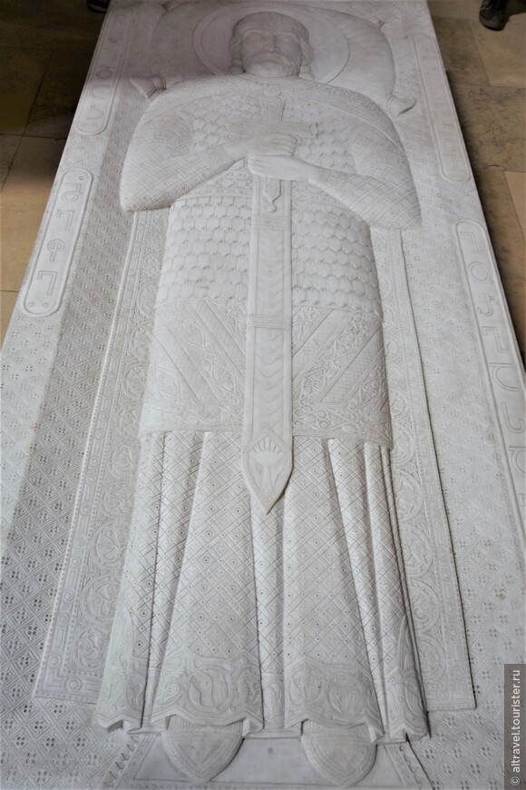Фото 32. Надгробная плита над могилой царя Вахтанга Горгасала
