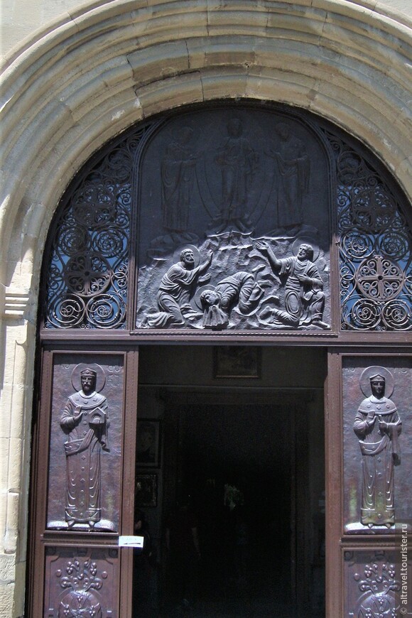 Фото 37. Двери собора с изображением Мириана и Наны
