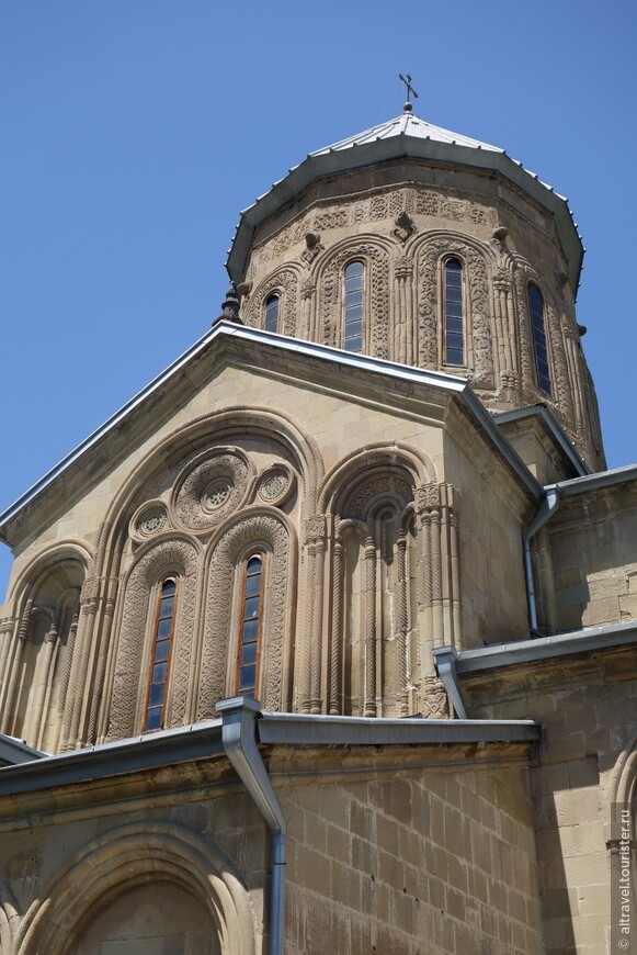 Фото 38. Орнаменты на куполе и стенах Преображенского собора