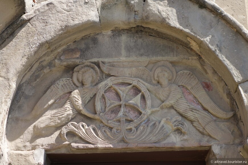 Фото 8. Резьба по камню в тимпане над главным входом в храм - крест с двумя ангелами