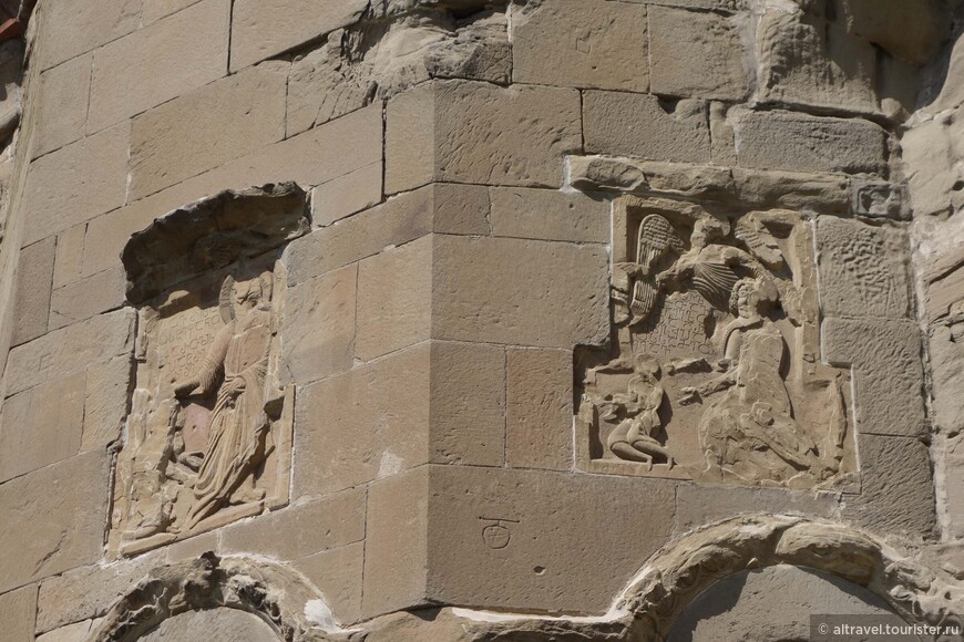 Фото 9. Фрагменты резьбы по камню на стенах храма