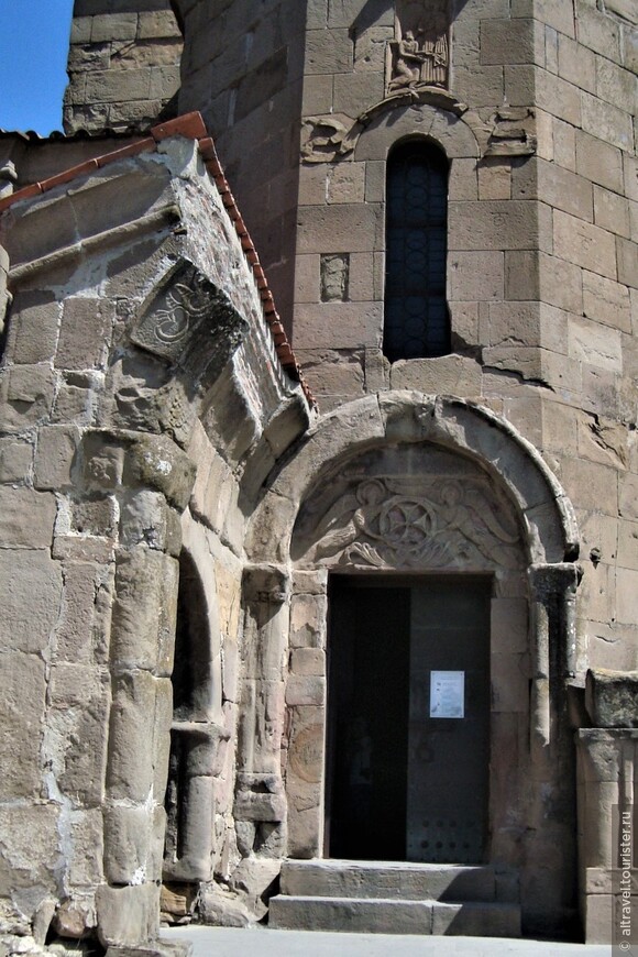 Фото 10. Главный вход в храм с фрагментами резьбы по камню

